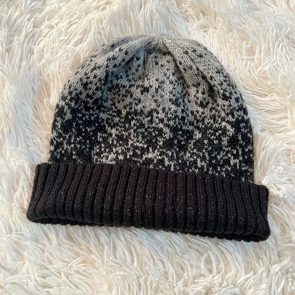 🖤🩶LIKE NEW CALVIN KLEIN WOMENS BLACK AND GRAY SILVER SPARKLE BEANIE🖤🩶 - Picture 1 of 4